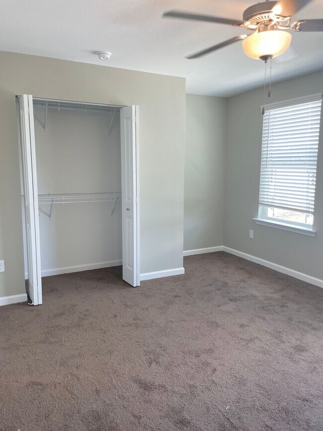 Building Photo - 3/3 condo convenient to FSU, FAMU, TCC, re...