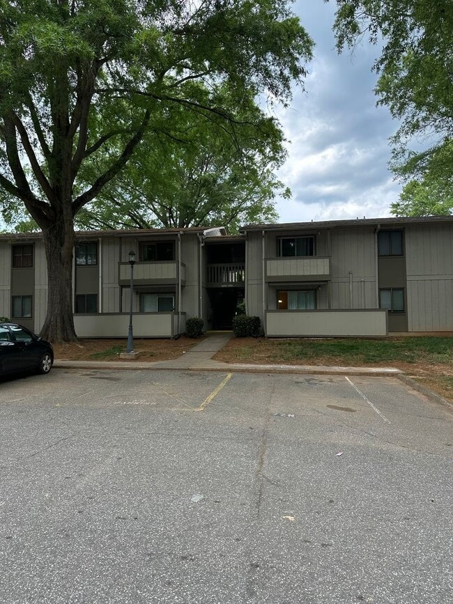 Building Photo - Upper level 1 bedroom/1 bath Condo availab...