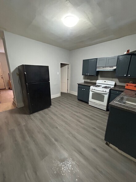 Building Photo - 2728 W Oakdale St