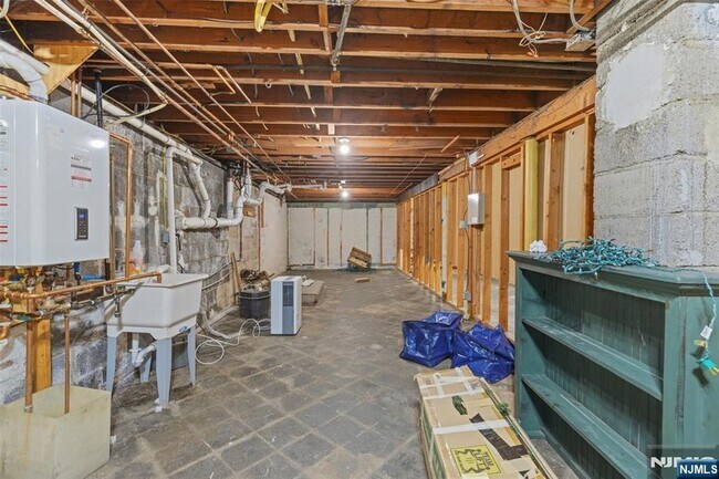 Building Photo - 326 Ramapo Valley Rd