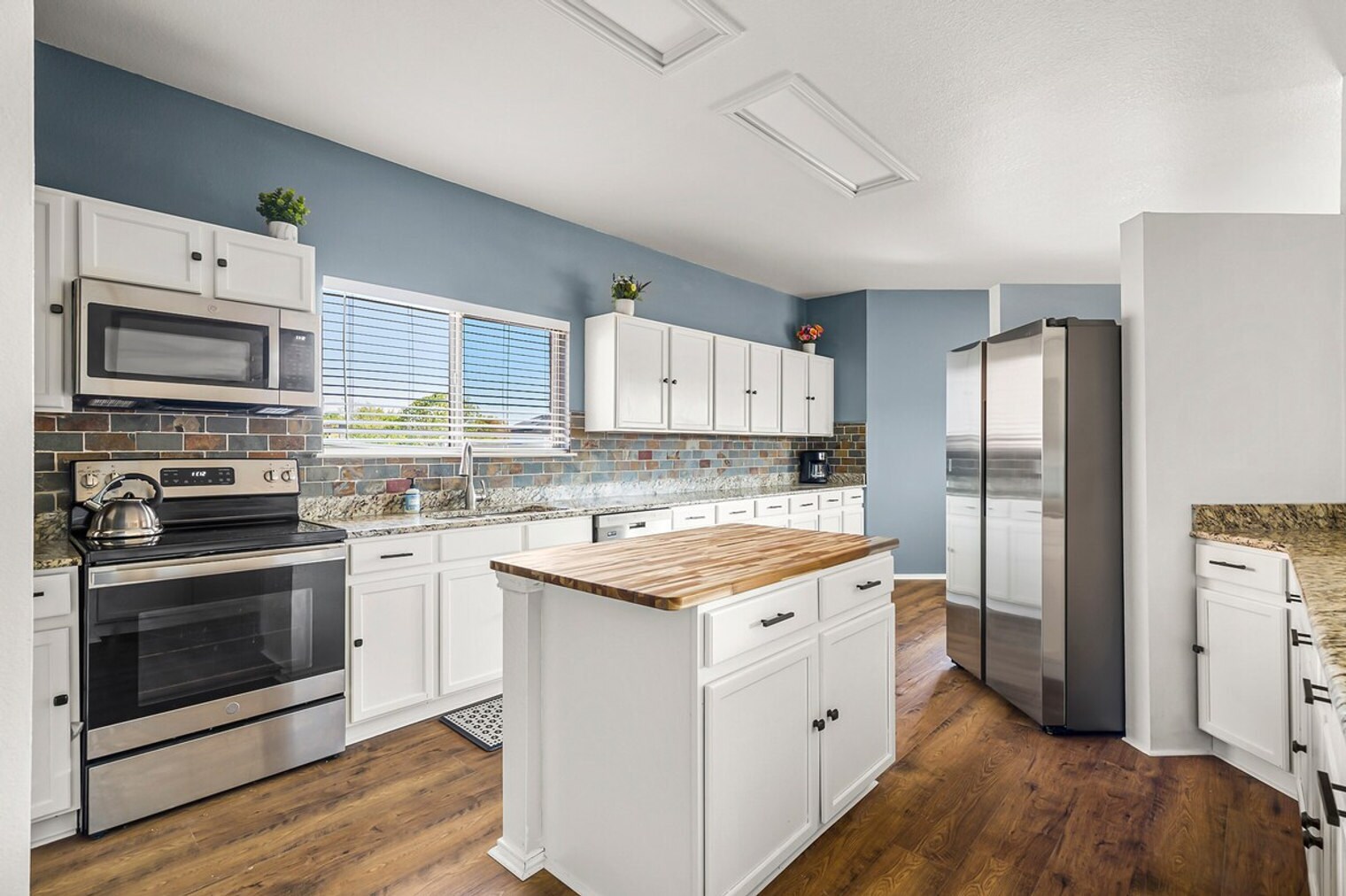 Building Photo - 311 Evening Grosbeak Dr