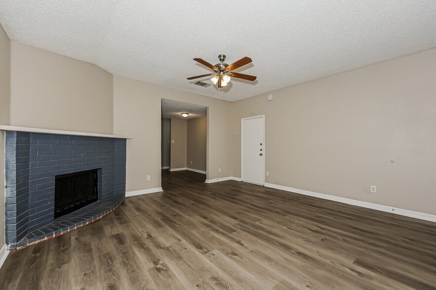 Building Photo - 621 Hollyberry Dr