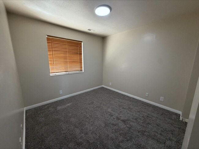 Building Photo - Move In for Less! $1,000 Move-In Credit | 2 Bed 1.5 Bath Condo in Ogden!