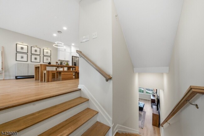 Building Photo - 19 Dahlia Dr