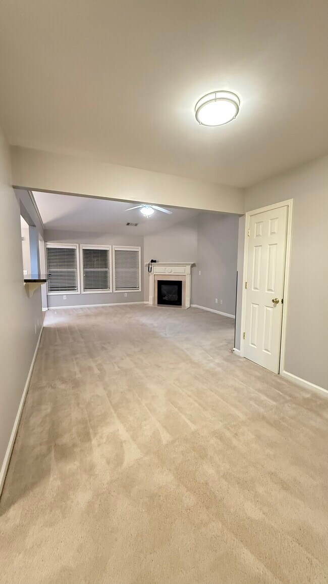 Building Photo - 2350 Walnut Tree Ct NE