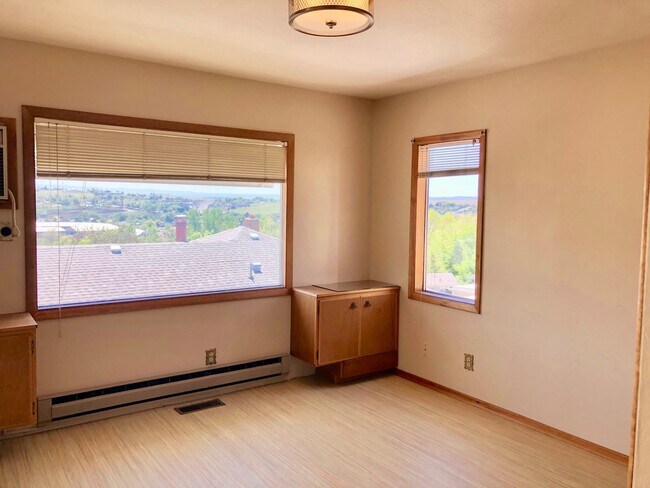 Building Photo - Charming North Hill Home with Beautiful Landscaping and Water Included!