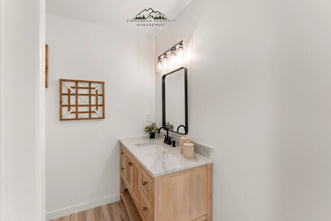 Building Photo - 4 bedroom 2.5 bathroom home with Panoramic views!