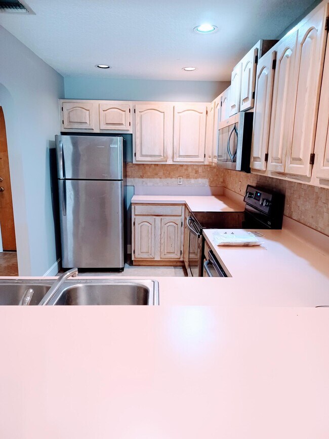 Building Photo - 1050 Staghorn St