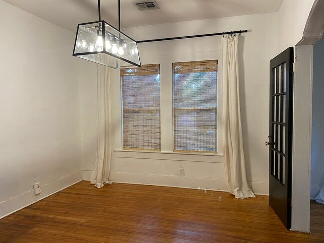 Building Photo - 2 BEDROOM WITHIN WALKING DISTANCE TO UMHB