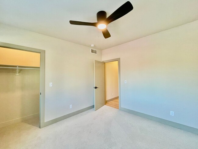 Building Photo - Spacious & Stunningly Remodeled Duplex in ...