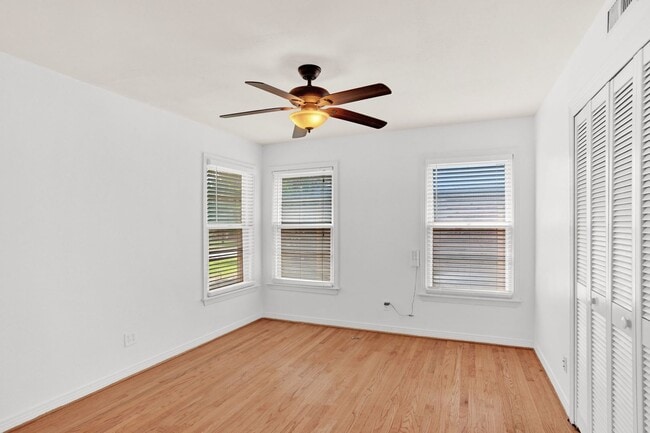 Building Photo - Convenient Living in Dallas – 3BR/2BA Home...