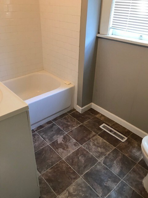 Building Photo - Large 4 bedroom 1 bath house in St Paul Eastside area!!