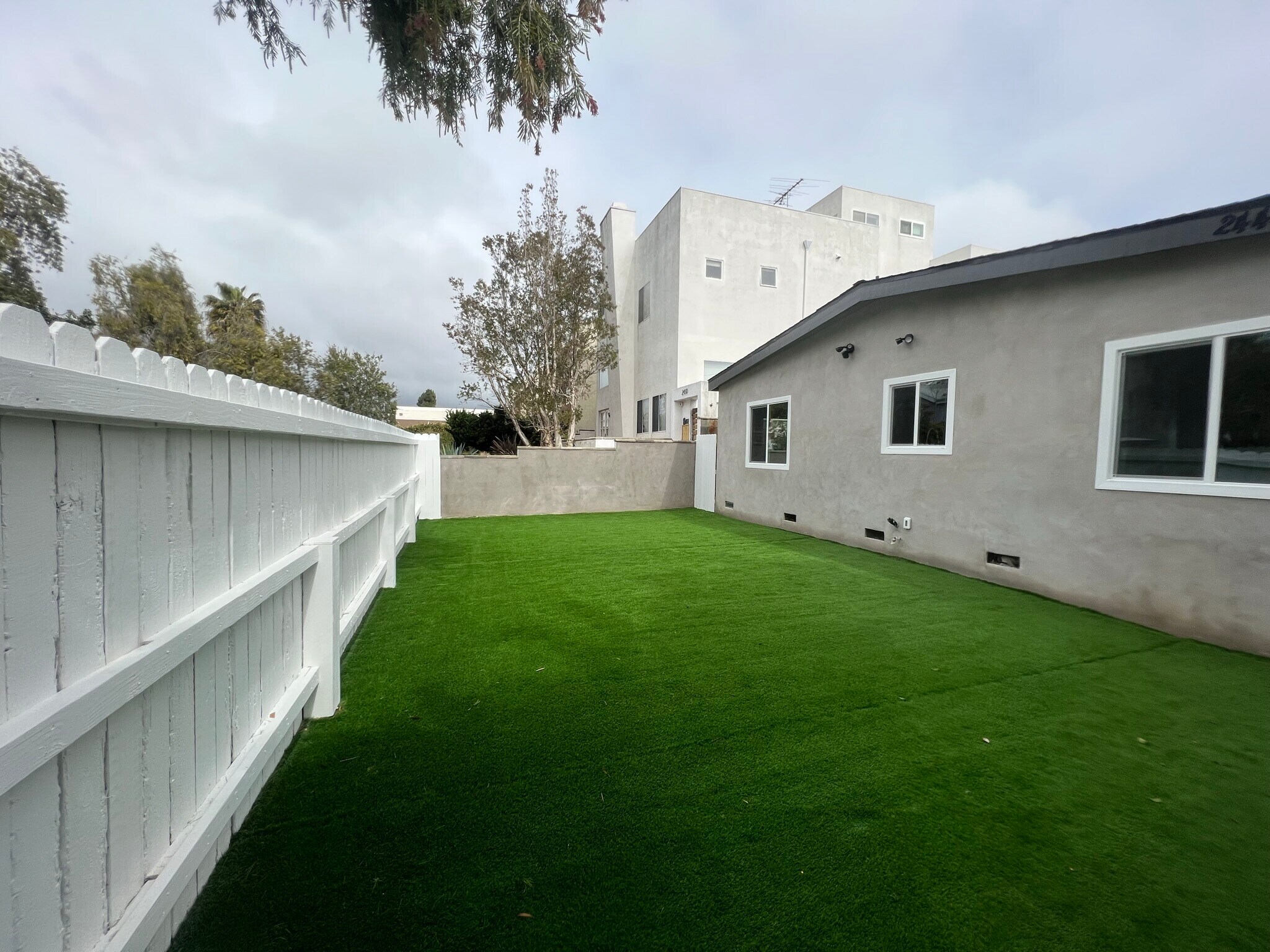 Building Photo - 2444 Chelsea Pl
