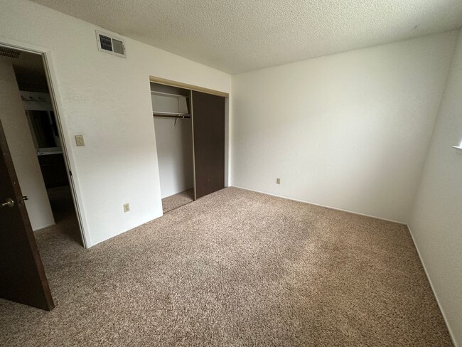 Building Photo - Spacious 2 Bedroom Duplex