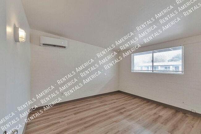 Building Photo - 3042 N Sparkman Blvd