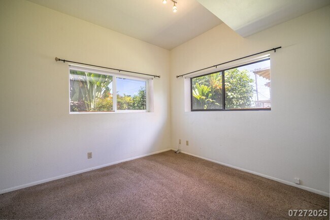 Building Photo - Beautiful and Large 3 bedroom 2.5 bath SFH...
