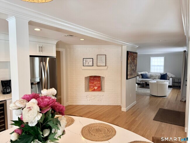 Building Photo - 24 Elm St