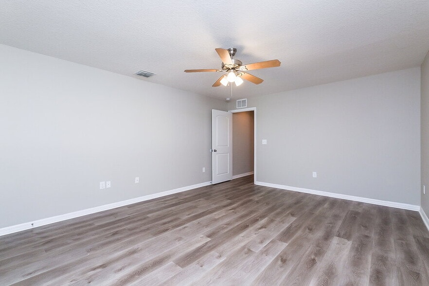 Building Photo - 11849 Valhalla Woods Dr
