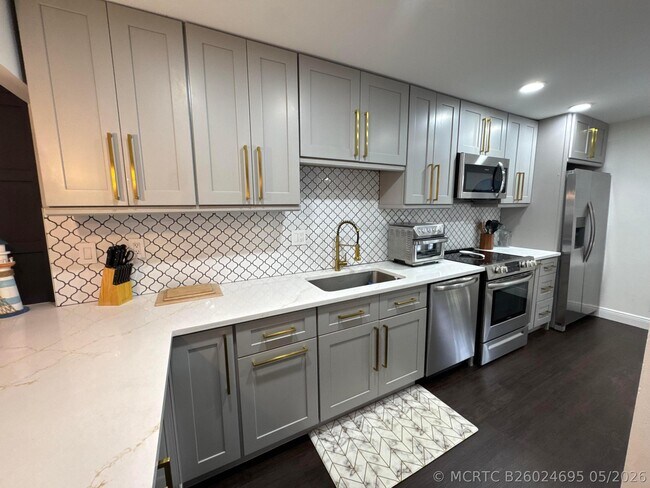 Building Photo - 6 Royal Palm Way