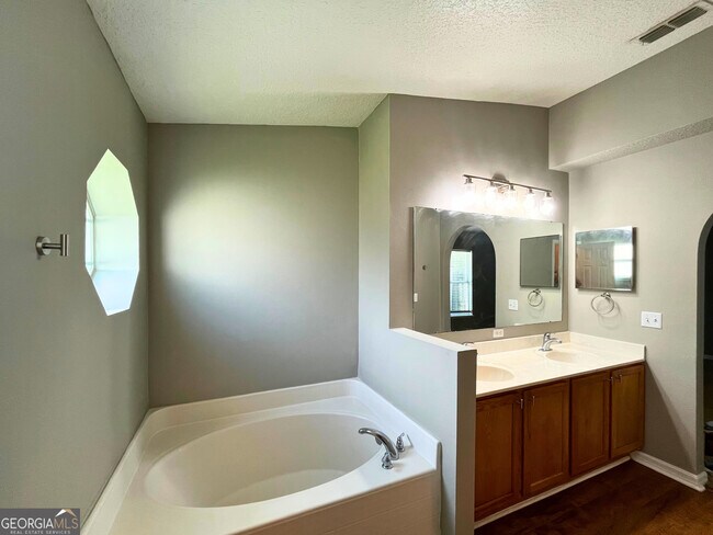 Building Photo - 230 Pine Bluff Dr