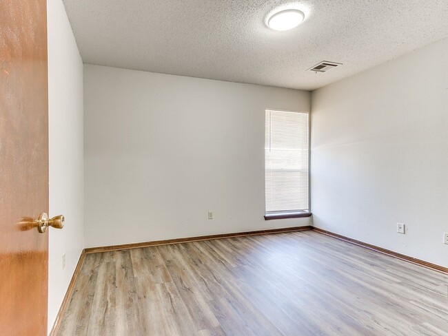 Building Photo - Charming West Norman Duplex