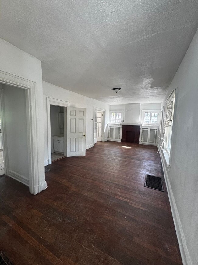 Building Photo - 5 Bedroom 2 bath