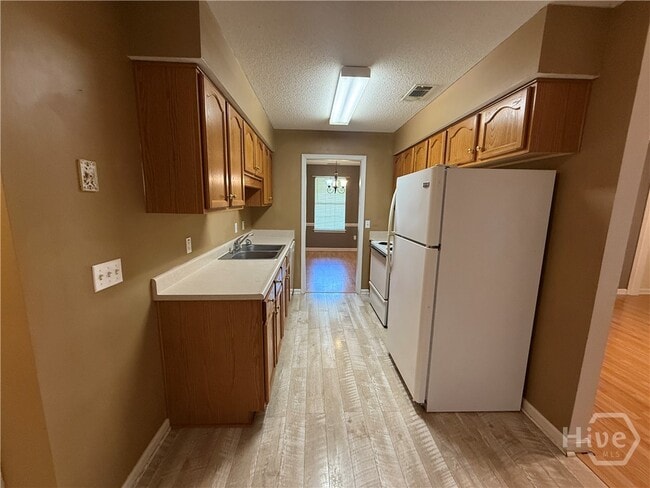 Building Photo - 211 Woodbury Ln