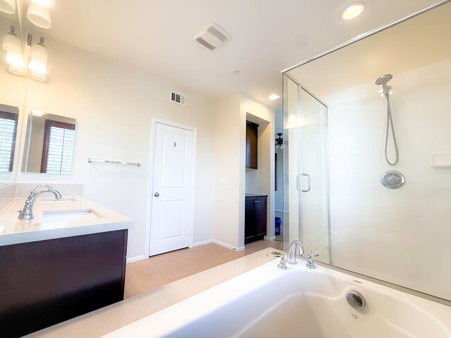 Building Photo - 10816 Lotus Dr