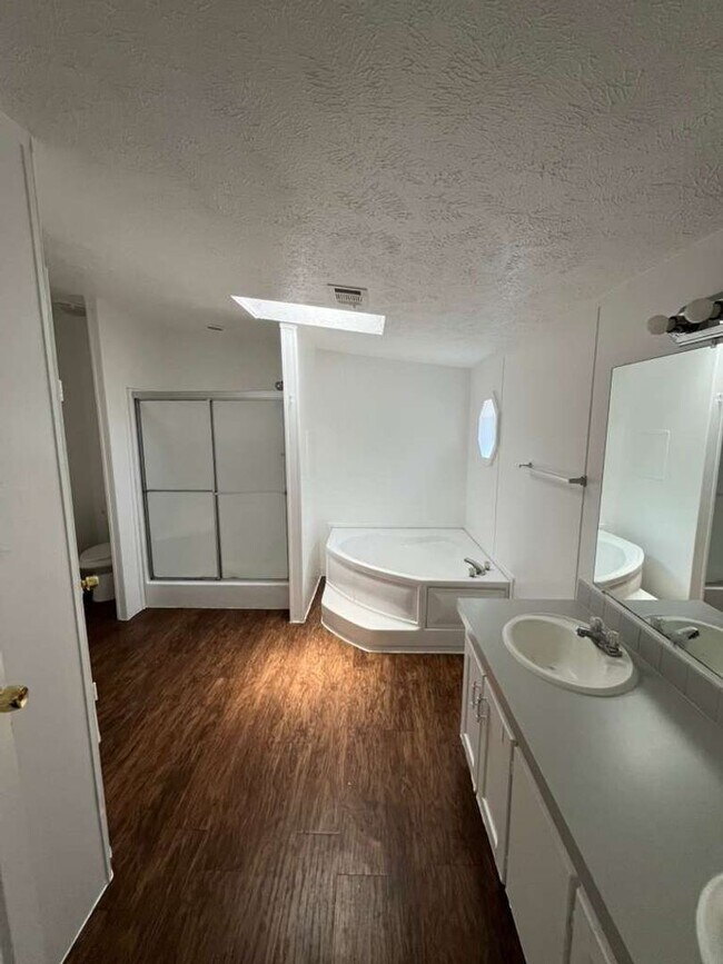 Building Photo - Large 4 bedroom 2 bathroom mobile home