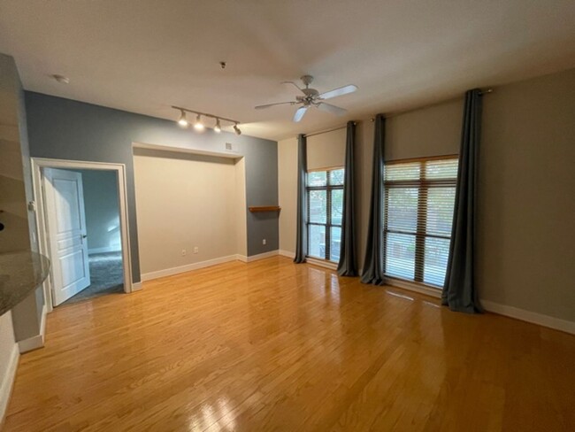 Building Photo - Uptown Charlotte Condo! Now Available!