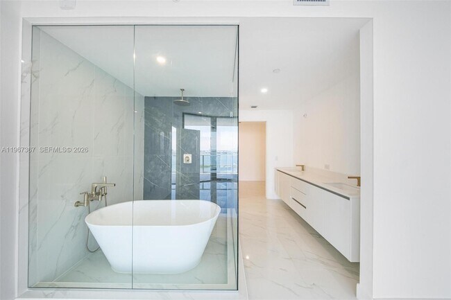 Building Photo - 700 NE 24th St