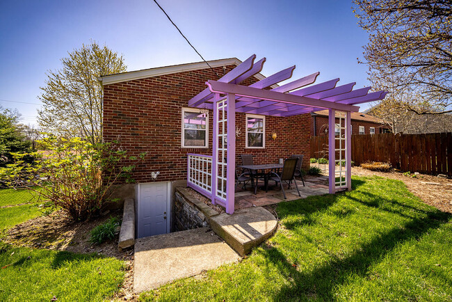Building Photo - 1128 Exter Dr