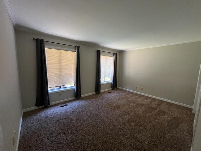 Building Photo - 161 Fairway Dr