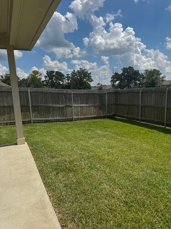 Building Photo - Immaculate Townhome Minutes from Texas A&M