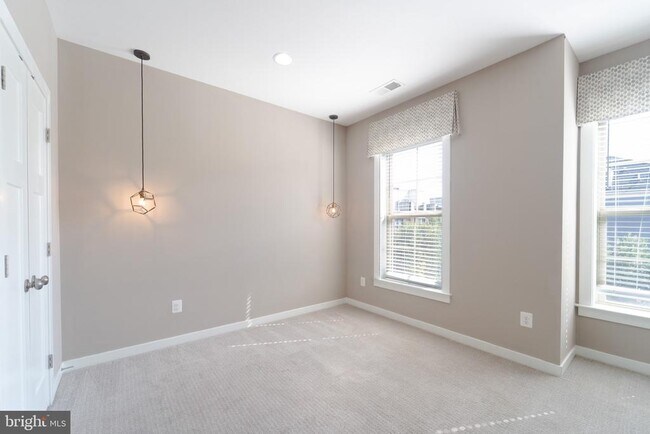 Building Photo - 10225 Hilltop Ascent Dr