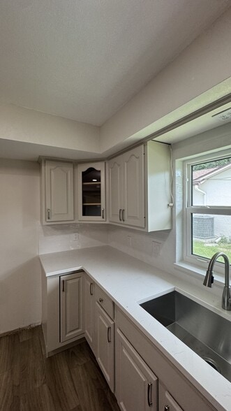 Building Photo - 7409 Lake Forest Cir