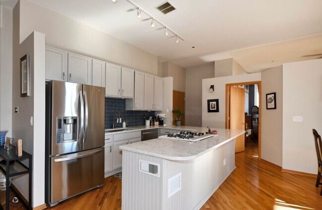 Building Photo - 910 S Michigan Ave