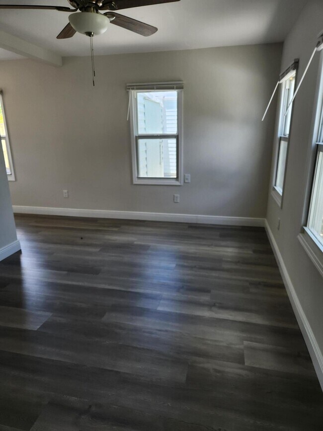 Building Photo - 405 2nd Ave S