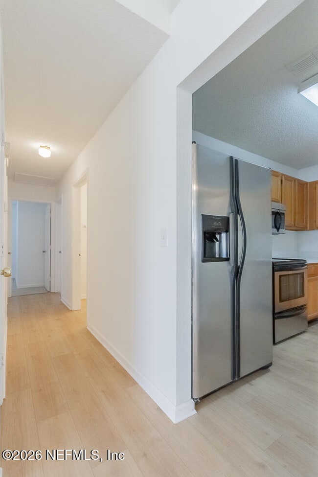 Building Photo - 563 Staffordshire Dr E