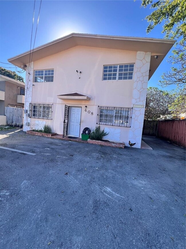 Building Photo - 608 SW 15th Ave