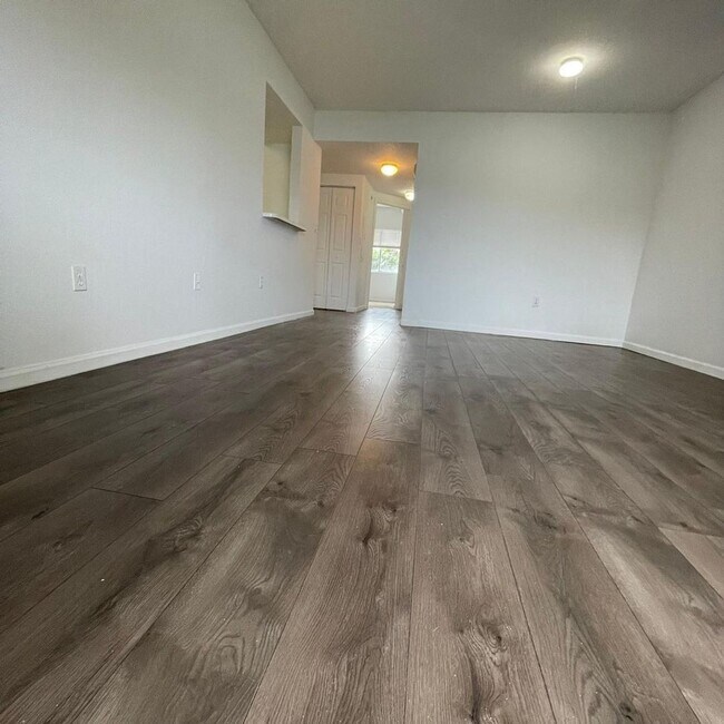 Building Photo - 1157 Golden Lakes Blvd