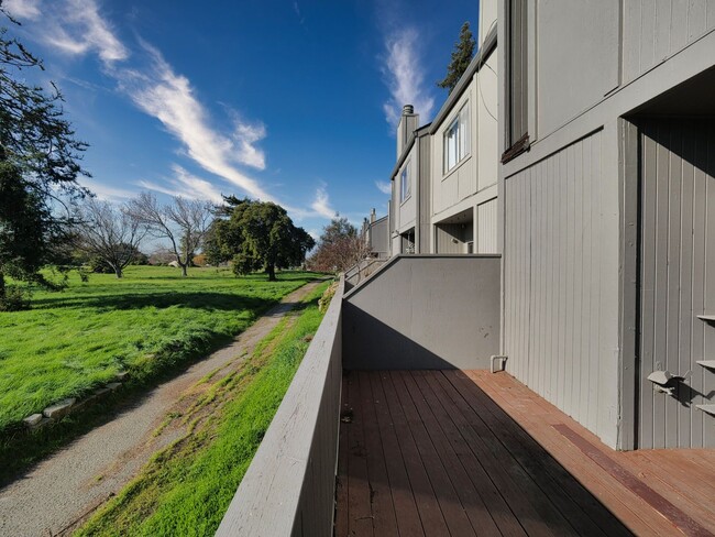 Building Photo - 2.5 Full Bathrooms+Washer/Dryer&2 Parking ...