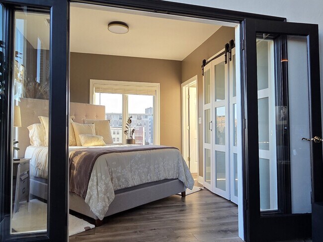 Building Photo - 1515 N Van Buren St