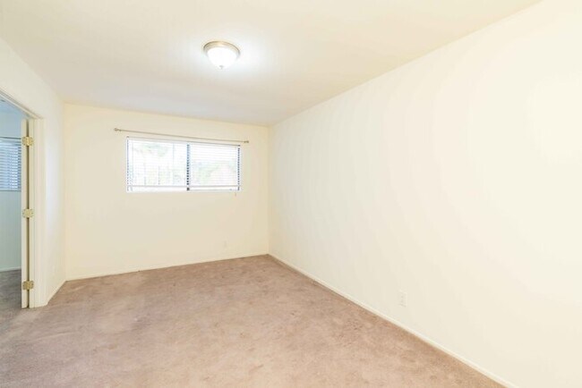 Building Photo - Beatiful house next to golf course.