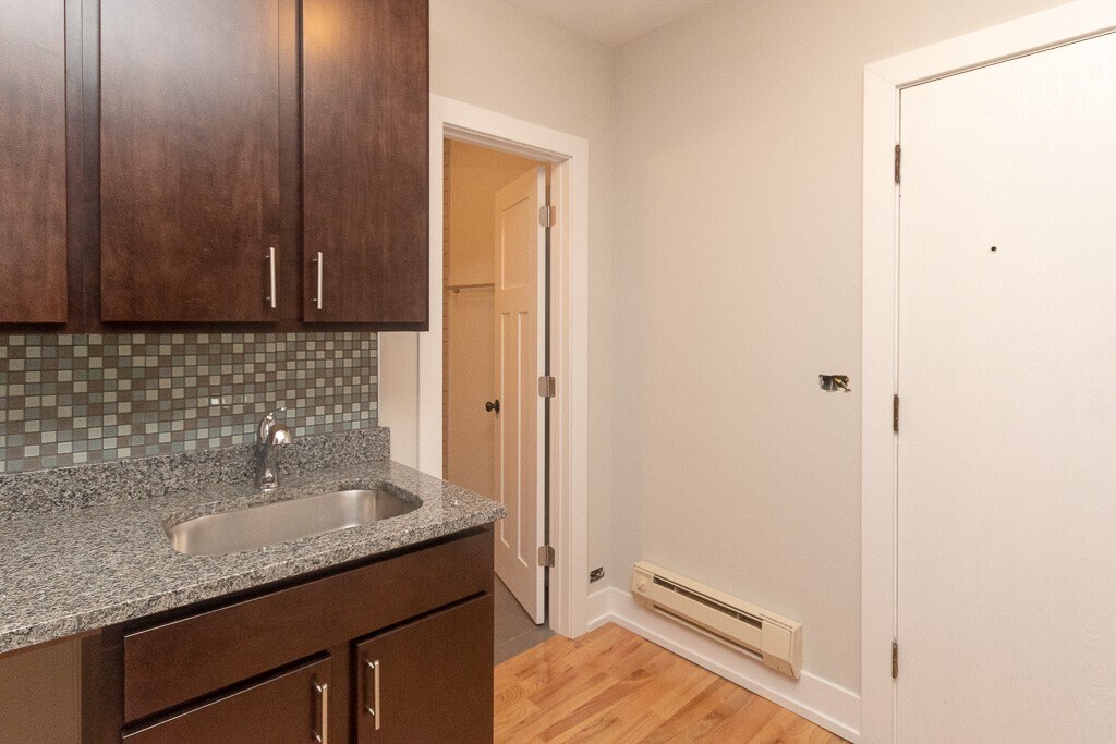 Building Photo - 814 W Cornelia Ave