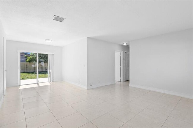 Building Photo - 1030 SW 6th Way