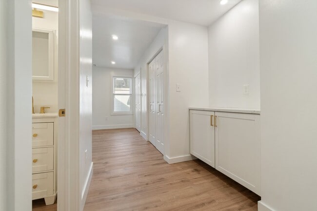 Building Photo - Beautifully renovated 4 bed, 2.5 bath, loc...