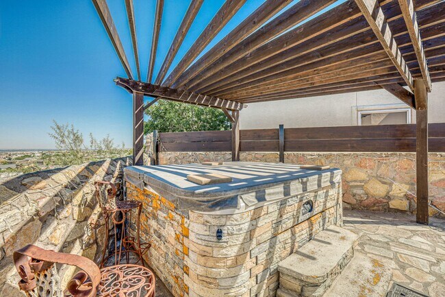 Building Photo - Beautiful Westside home FURNISHED with 4 b...