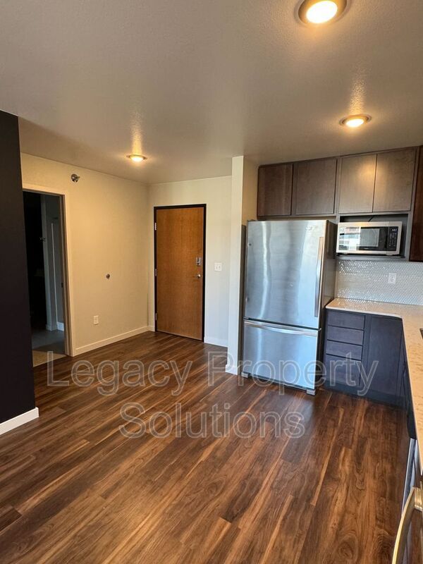 Building Photo - 202 E Greenfield Ln