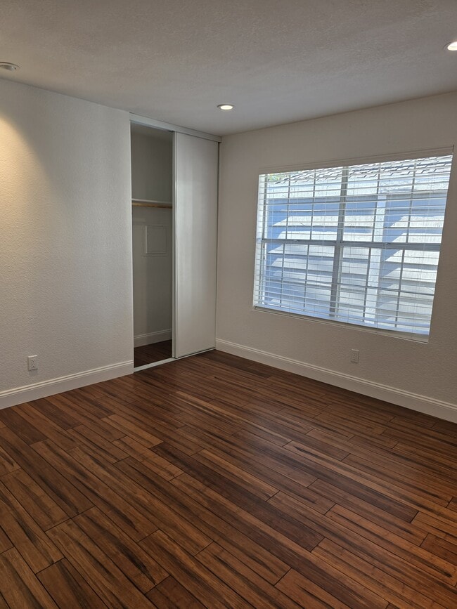 Building Photo - 544 Silver Lake Dr